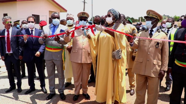 Les clés des logements sociaux de Bafoussam remises