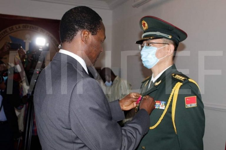 Coopération : Cameroun – Chine  Une médaille pour le  Colonel Major Chai Xiaojiang,  coopérant chinois arrivé en fin de séjour