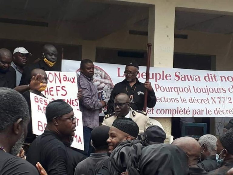 Cameroun : Des manifestants devant la Sous-préfecture de Douala IV