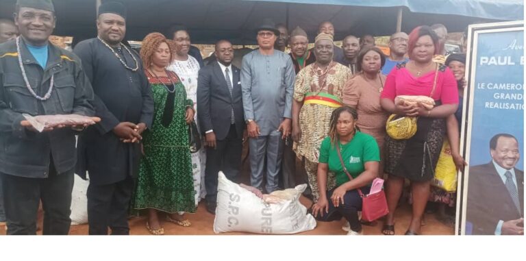 OUEST/ Mifi: Pr. Pascal Nguihé Kanté remet des semences et du matériel aux cultivateurs