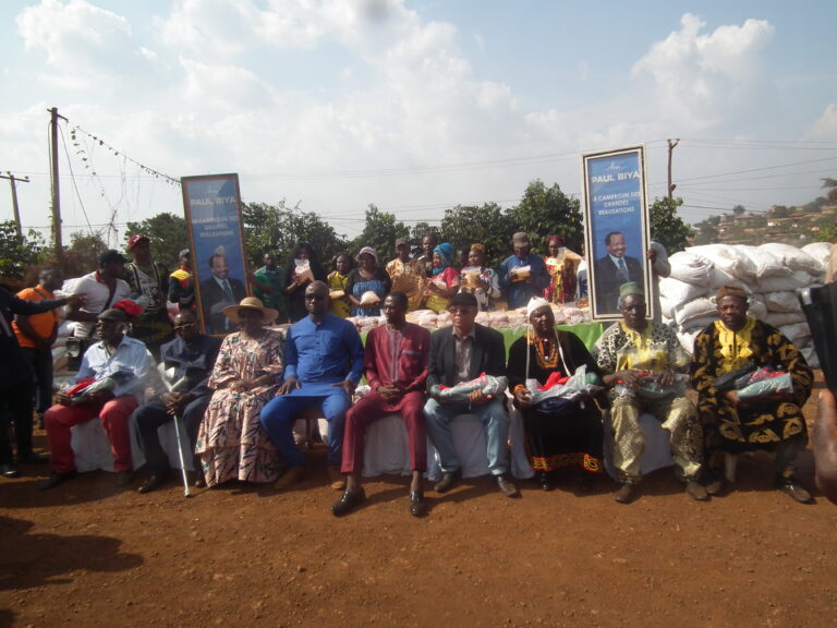 Cameroun : Ouest/Mifi : Le Ministre Pascal Nguihé Kanté a remis des intrants et semences améliorées aux producteurs le 09 mars 2024.