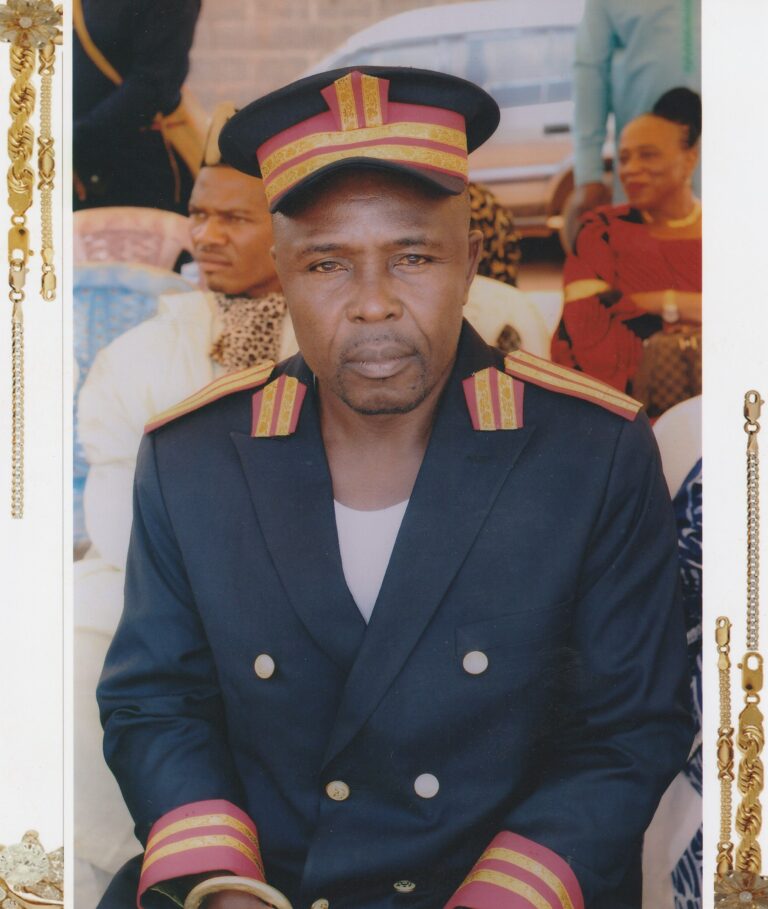 Cameroun/ Ouest : Koung-khi. Sa Majesté Kamga Teffe Gabriel Rodrigue au perchoir de la Chefferie du village Mbouo II (Mbouo Foche).