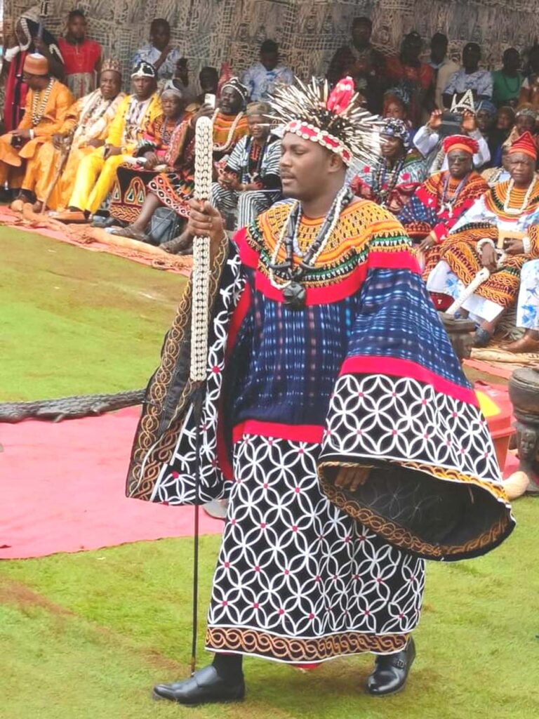 Succession traditionnelle Sa Majesté Langevin Sambankeing Kaffo 11 ème roi de la dynastie régnante à Babadjou