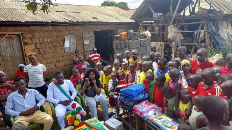 Cameroun/ Ouest : Bafoussam II   Les déplacés internes de Doupé à Baleng reçoivent des dons