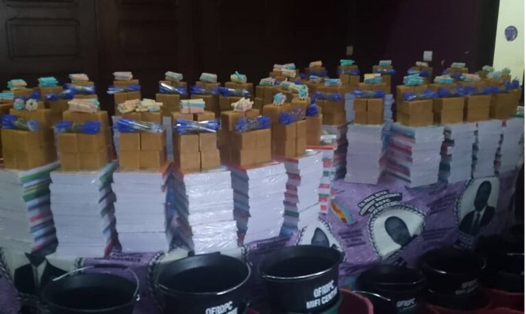 Ouest/ Politique : Bafoussam 1er        Dons en manuels scolaires
